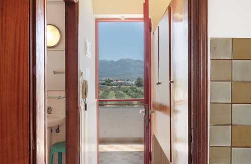 Tingaki Apartment | Studio Apartment 'Golden Sun 5' with Sea View, Shared Pool and Wi-Fi