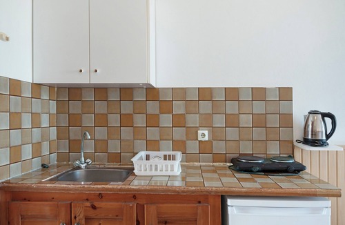 Tingaki Apartment | Studio Apartment 'Golden Sun 6' with Sea View, Shared Pool and Wi-Fi
