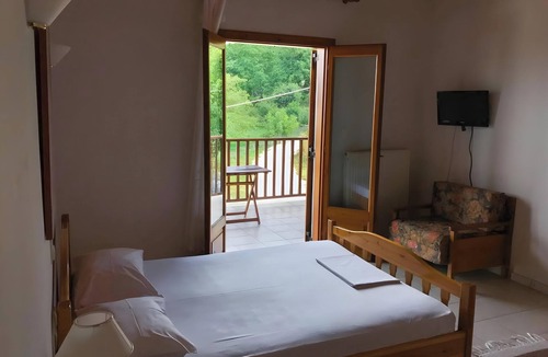 Lake Plastiras Apartment | Studio Apartment 'Hotel Antigoni Triple Room 13' with Lake View, Wi-Fi and Air Conditioning