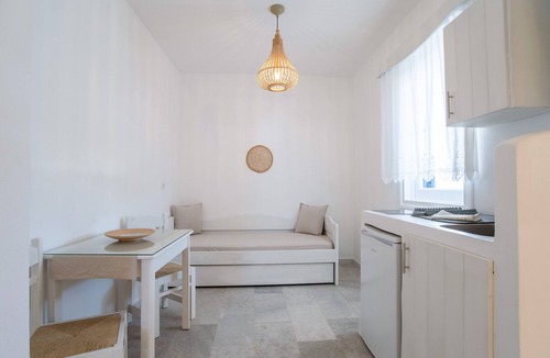 Mikri Vigla Apartment | Studio Apartment 'Maroulis Studios - 8' with Private Garden, Wi-Fi & Air Conditioning