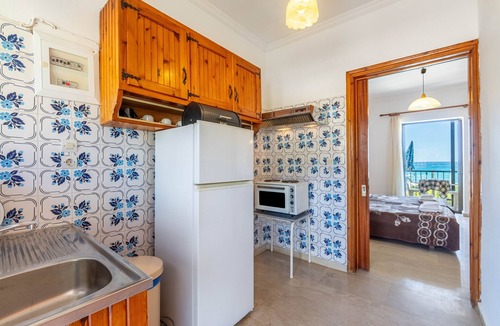 Agios Gordios Apartment | Studio Apartment 'Mires House Front 2' with Sea View, Wi-Fi and Air Conditioning