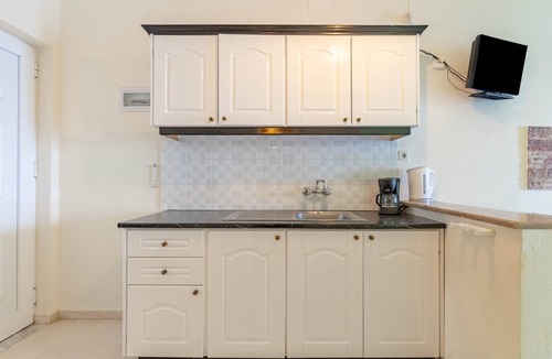 Agia Pelagia Chlomou Apartment | Studio Apartment 'Nikos Seaside 5' with Sea View, Wi-Fi and Air Conditioning