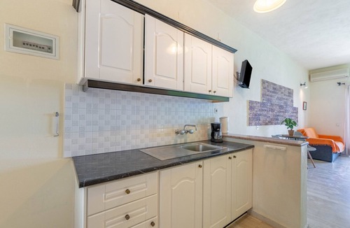 Agia Pelagia Chlomou Apartment | Studio Apartment 'Nikos Seaside 5' with Sea View, Wi-Fi and Air Conditioning