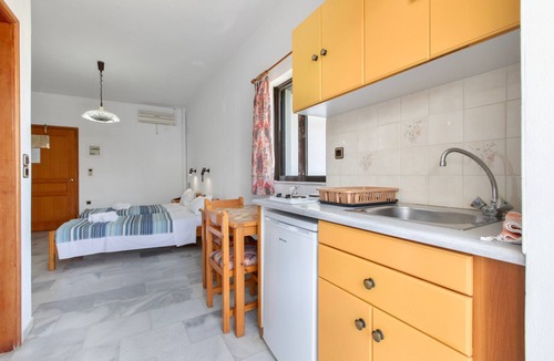 Agia Marina Apartment | Studio Apartment 'Popi 2 Adults' with Mountain View, Wi-Fi and Air Conditioning