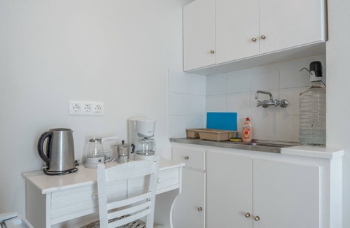 Katapola Apartment | Studio Apartment with Balcony, Wi-Fi and Air Conditioning