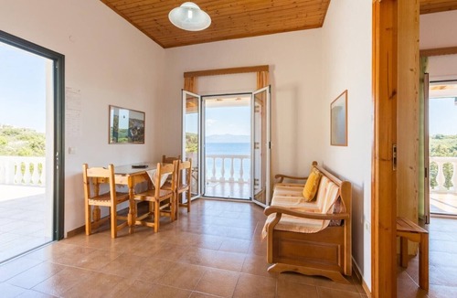 Katsimatika Apartment | Studio 'Dolphin Villa 3' with Sea View, Wi-Fi and Air Conditioning