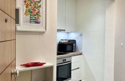 Athens Apartment | Stylish 1BR Apt. Opposite Metro- Balcony & Rooftop Lounge with Acropolis View