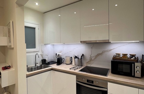 Athens Apartment | Stylish 1BR Apt. Opposite Metro- Balcony & Rooftop Lounge with Acropolis View