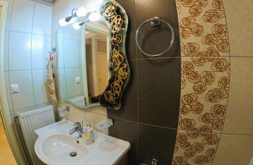 Loutraki Apartment | Stylish 2BR Semi-Basement- Cozy & Family-Friendly Retreat