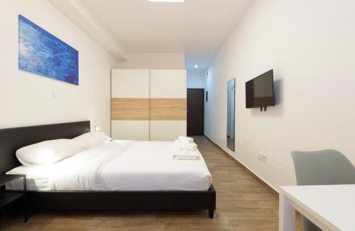 Neos Kosmos Apartment | Stylish elevated ground floor studio with yard