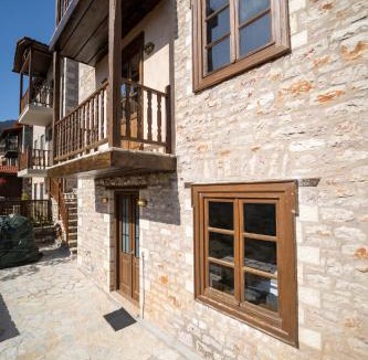 Karpenisi Apartment | Suite Korfes-Ένας Αυτόνομος Όροφος Πέτρινης Βίλας