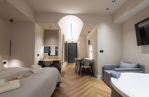 Psirri Hotel | Suite with Spa Bath, Lux Suites Athens