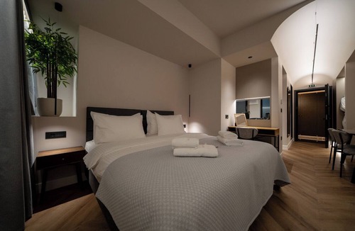 Psirri Hotel | Suite with Spa Bath, Lux Suites Athens