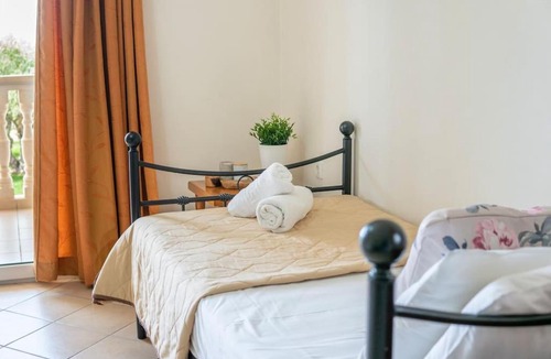 Amoudi Apartment | Sunny Aprt at Klelia Cottage