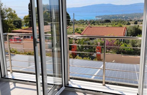 Isthmia Apartment | Sunny Home Loutraki is a modern studio with views of the bay and mountains with private parking