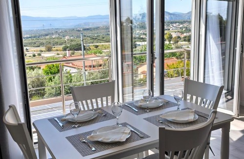 Isthmia Apartment | Sunny Home Loutraki is a modern studio with views of the bay and mountains with private parking