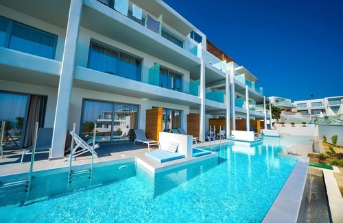 Psalidi Apartment | Superior Double Room with Swim-up Sharing Pool – Inland View