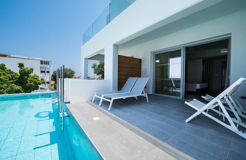 Psalidi Apartment | Superior Double Room with Swim-up Sharing Pool - Sea View