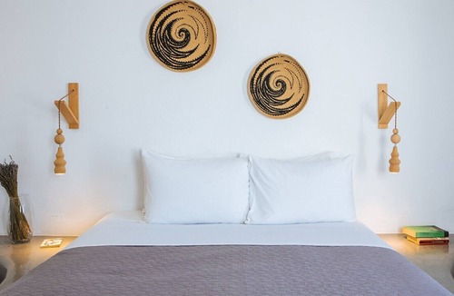 Finikia Apartment | Superior Suite with outdoor Jacuzzi, 10-min walk from Oia