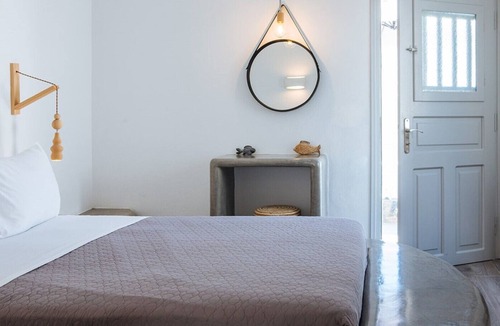 Finikia Apartment | Superior Suite with outdoor Jacuzzi, 10-min walk from Oia