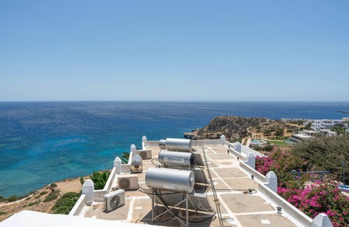 Menetai Apartment | Superior Top Floor Sea View Room with Private Balcony and Shared Pool