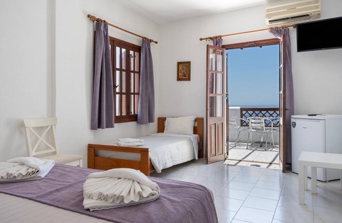 Menetai Apartment | Superior Top Floor Sea View Room with Private Balcony and Shared Pool