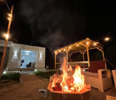 Qerek Villa | T & I Villa firepit, BBQ & grill