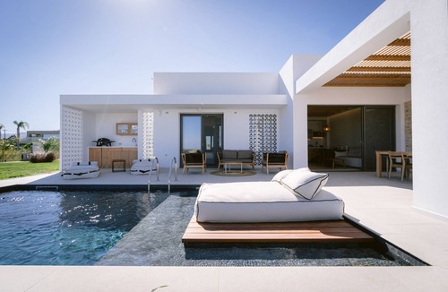 Tingaki Villa | TAF Beach Villas with Tesla