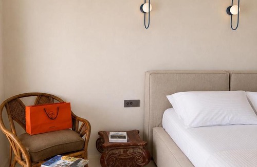 Ixia House | THE HILL Suite
