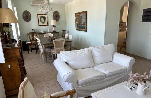 idhra House | The home overlooking the harbor