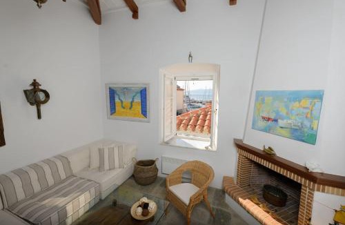 idhra Apartment | The House at the Centre