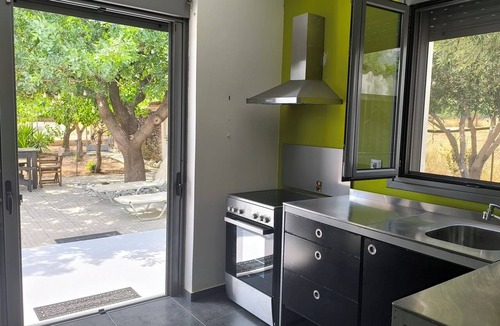 Kineta Villa | The Modern Cottage near Beach | Garden & Sea Views | Close to Athens & Corinth