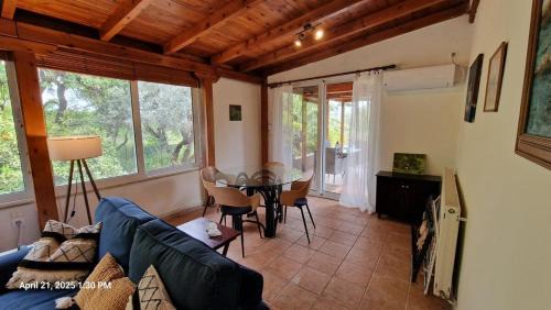 Nea Makri House | The Painter's Garden, Walk to Sea, Onsite Parking