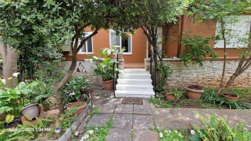 Nea Makri House | The Painter's Garden, Walk to Sea, Onsite Parking