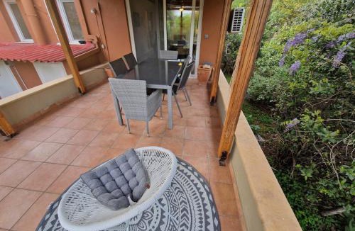 Nea Makri House | The Painter's Garden, Walk to Sea, Onsite Parking