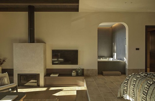 Tsepelovo House | The Signature suite with indoor Jacuzzi by Oreno