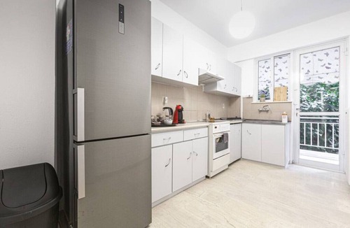 Pasalimani House | The White House, 2-BDR just steps from Marina Zeas
