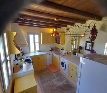 Arnados House | Tinian View Bee Home Maisonette