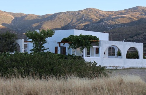 Milopotas House | Traditional House by The Beach