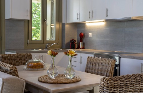 Ano Lechonia House | Traditional villa in a complex beside the sea.