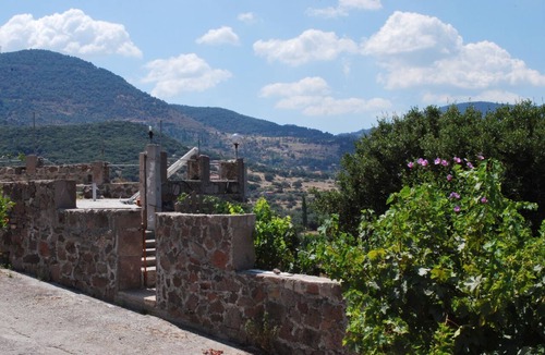 Petra Villa | Troyan Hill Type Mais Νο 2, Garden, Panoramic View & Pool for 2 to 5 adults