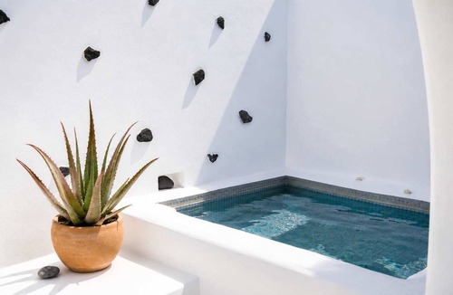 Vourvoulos Apartment | Two Gods Santorini Apollonas SeaView Jacuzzi Suite