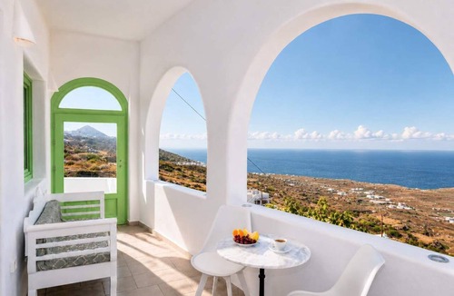 Vourvoulos Apartment | Two Gods Santorini Apollonas SeaView Jacuzzi Suite