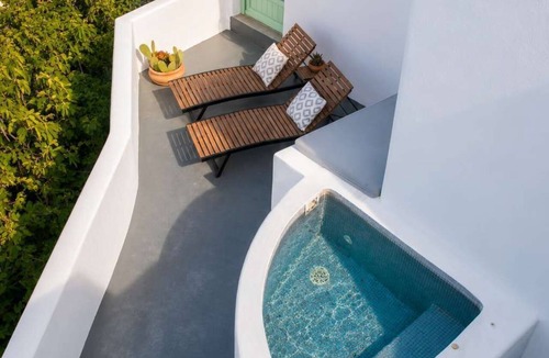Vourvoulos Apartment | Two Gods Santorini Artemis SeaView Jacuzzi Suite