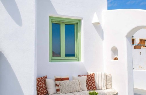Vourvoulos Apartment | Two Gods Santorini Artemis SeaView Jacuzzi Suite