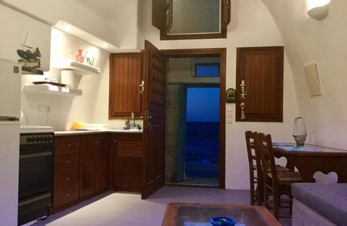 Monolithos Apartment | Tzannis Cave House