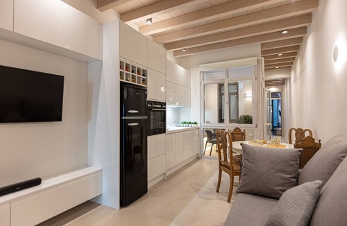 Old Town Rethymnon Apartment | V77 Seafront Lydia Suite Modernly furnished family suite with sea view
