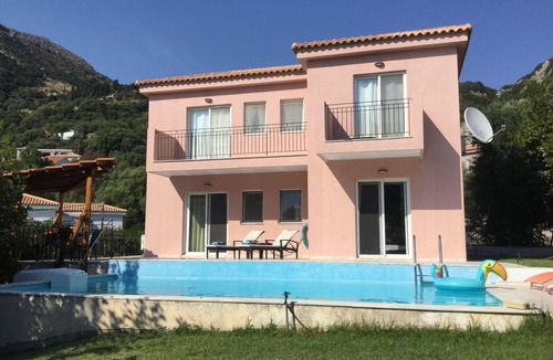 Kolaitis Apartment | VALERIANO NrKATELIOS,2 Bed Grd Floor Villa Apartment Private Pool,Full A/C,Wi-Fi