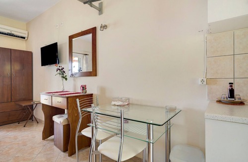 Mikros Gialos Apartment | Vardia Studio A Holiday Apartment with Sea View, Wi-Fi & Balcony