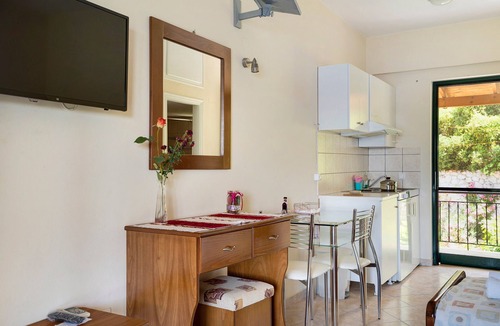 Mikros Gialos Apartment | Vardia Studio A Holiday Apartment with Sea View, Wi-Fi & Balcony